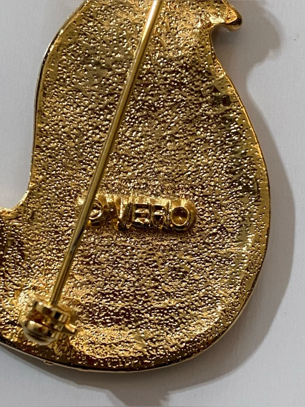 Vintage Vero goldtone cat brooch
